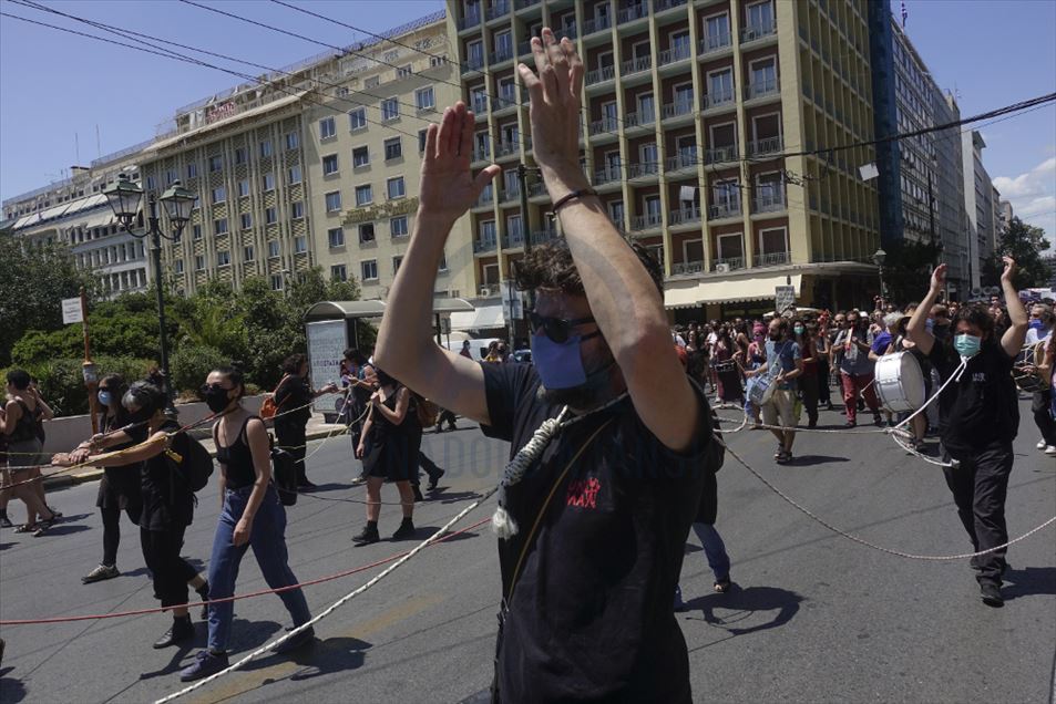 Деятели искусства Греции устроили акцию протеста в Афинах 3