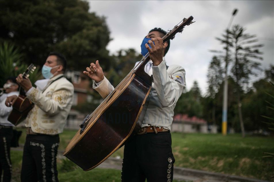 Mariachis colombianos ofrecen serenatas de balcón durante la pandemia