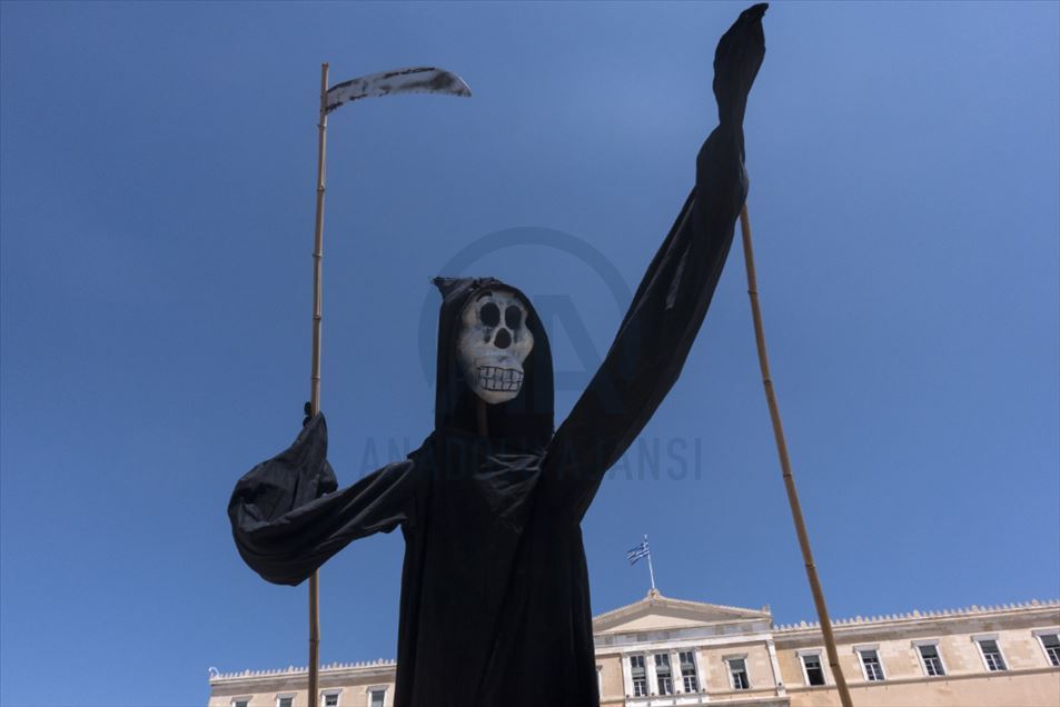 Деятели искусства Греции устроили акцию протеста в Афинах 4
