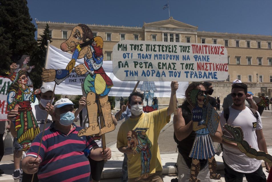 Деятели искусства Греции устроили акцию протеста в Афинах 8