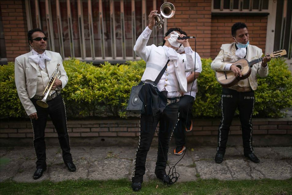 Mariachis colombianos ofrecen serenatas de balcón durante la pandemia