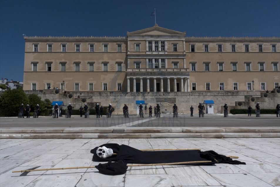 Деятели искусства Греции устроили акцию протеста в Афинах