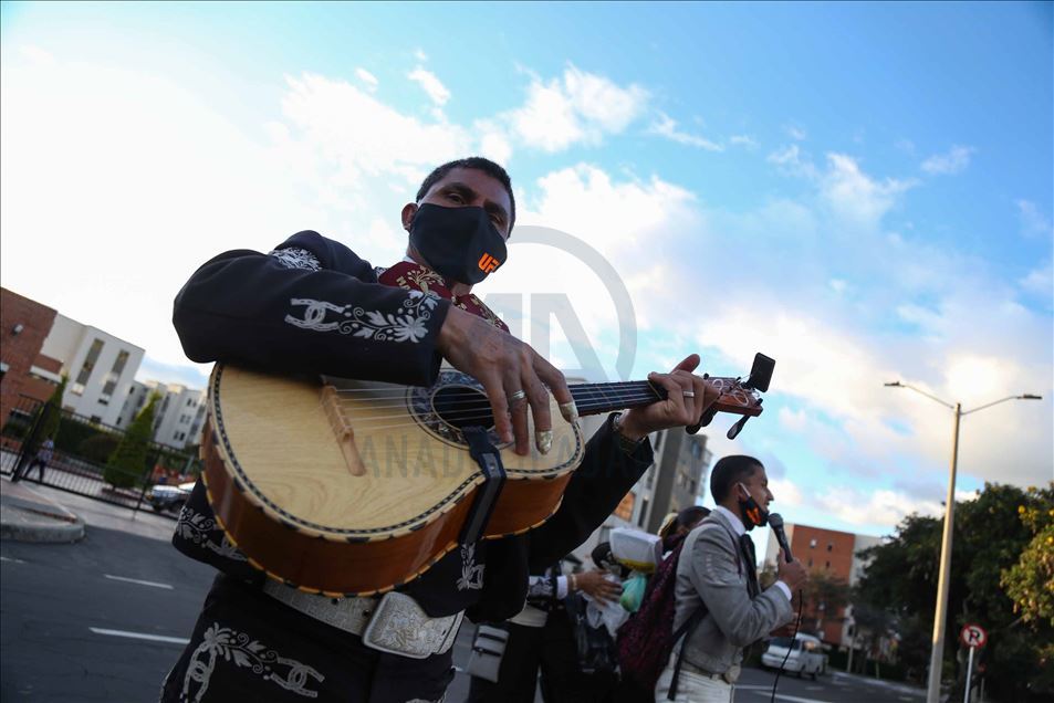 Mariachis colombianos ofrecen serenatas de balcón durante la pandemia