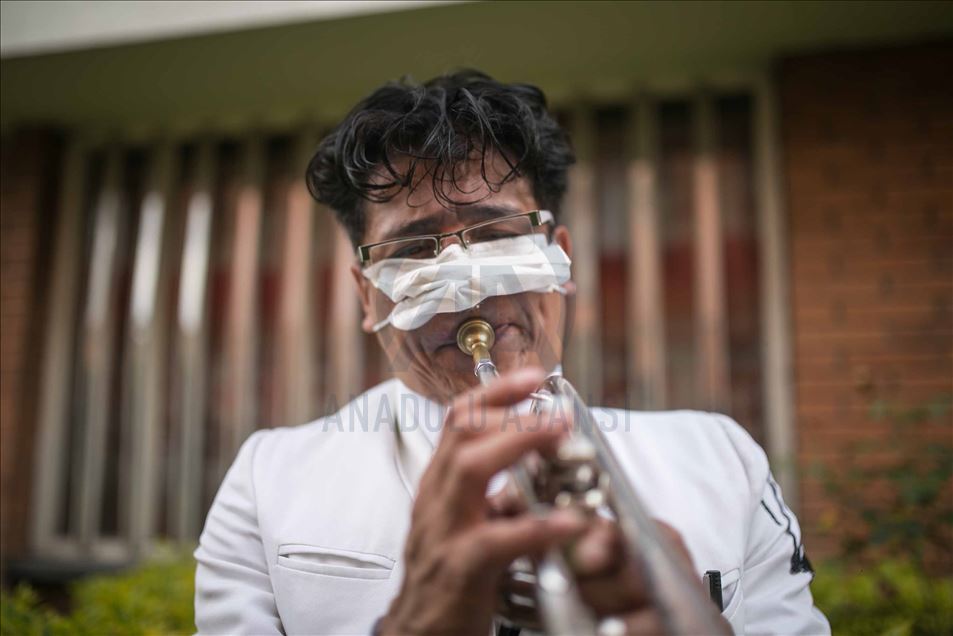 Mariachis colombianos ofrecen serenatas de balcón durante la pandemia