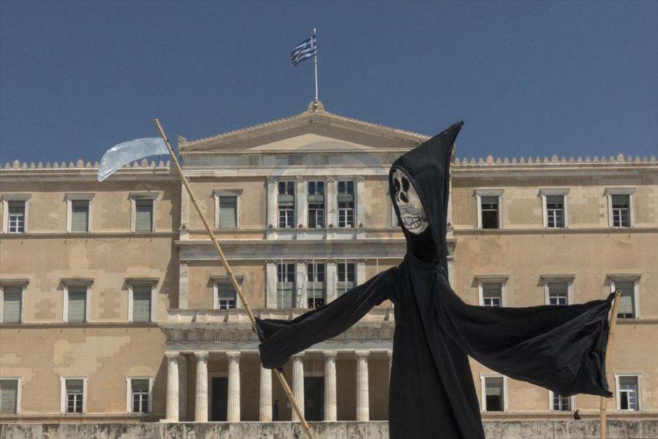 Деятели искусства Греции устроили акцию протеста в Афинах 1