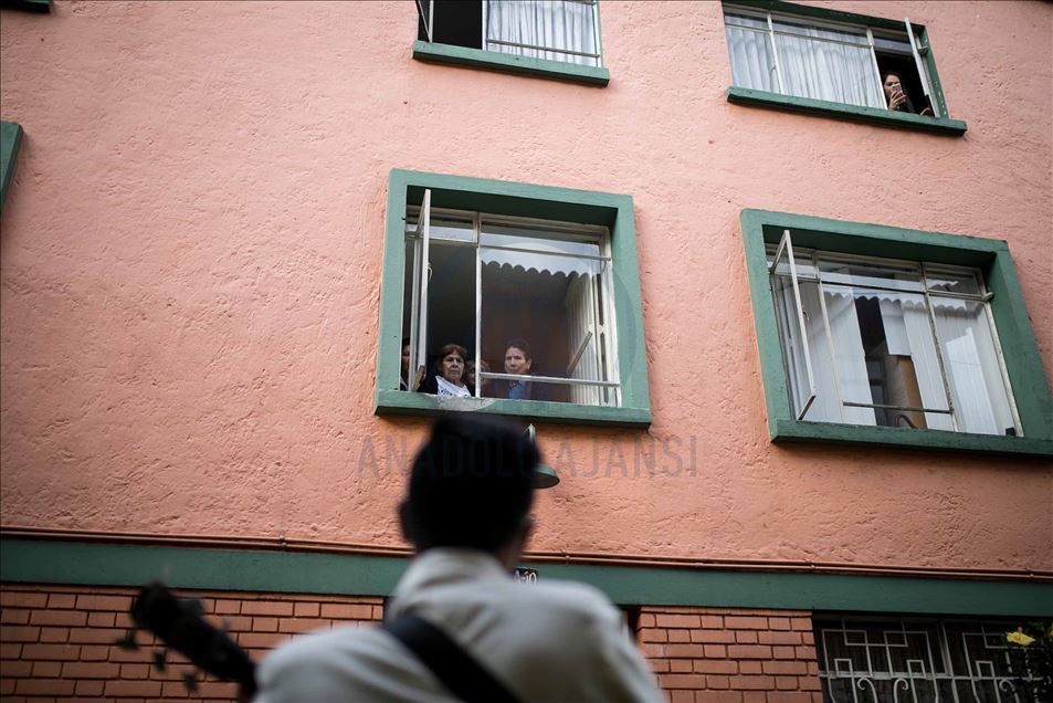 Mariachis colombianos ofrecen serenatas de balcón durante la pandemia