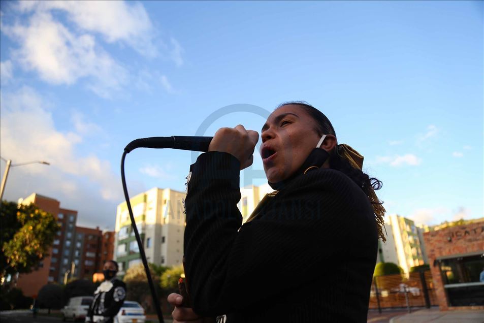 Mariachis colombianos ofrecen serenatas de balcón durante la pandemia