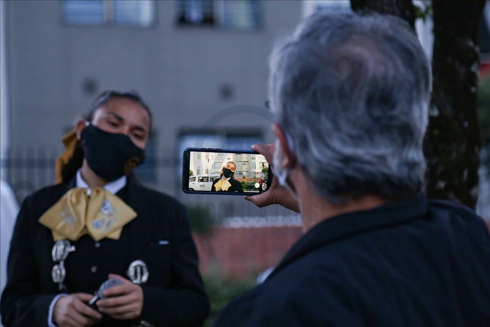 Mariachis colombianos ofrecen serenatas de balcón durante la pandemia