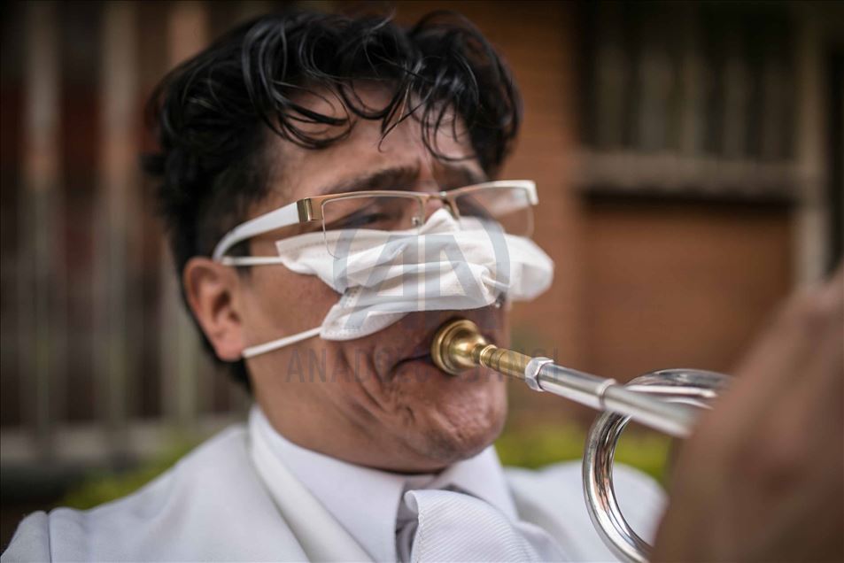 Mariachis colombianos ofrecen serenatas de balcón durante la pandemia