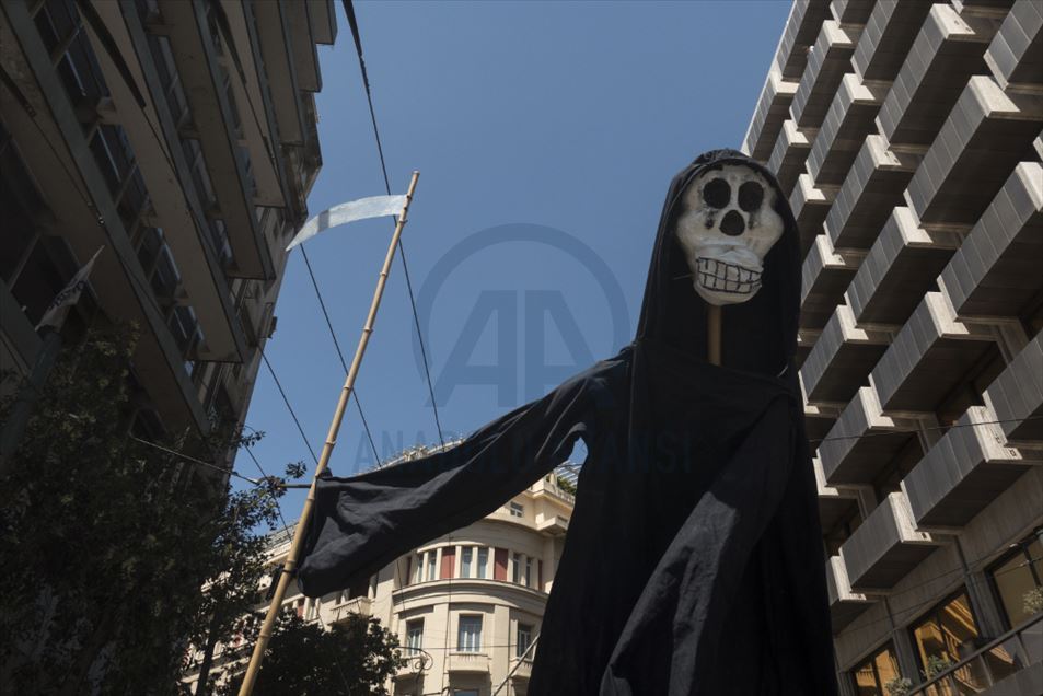 Деятели искусства Греции устроили акцию протеста в Афинах 2