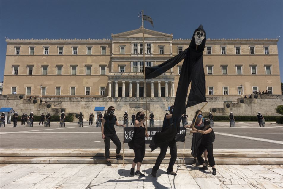 Деятели искусства Греции устроили акцию протеста в Афинах 6