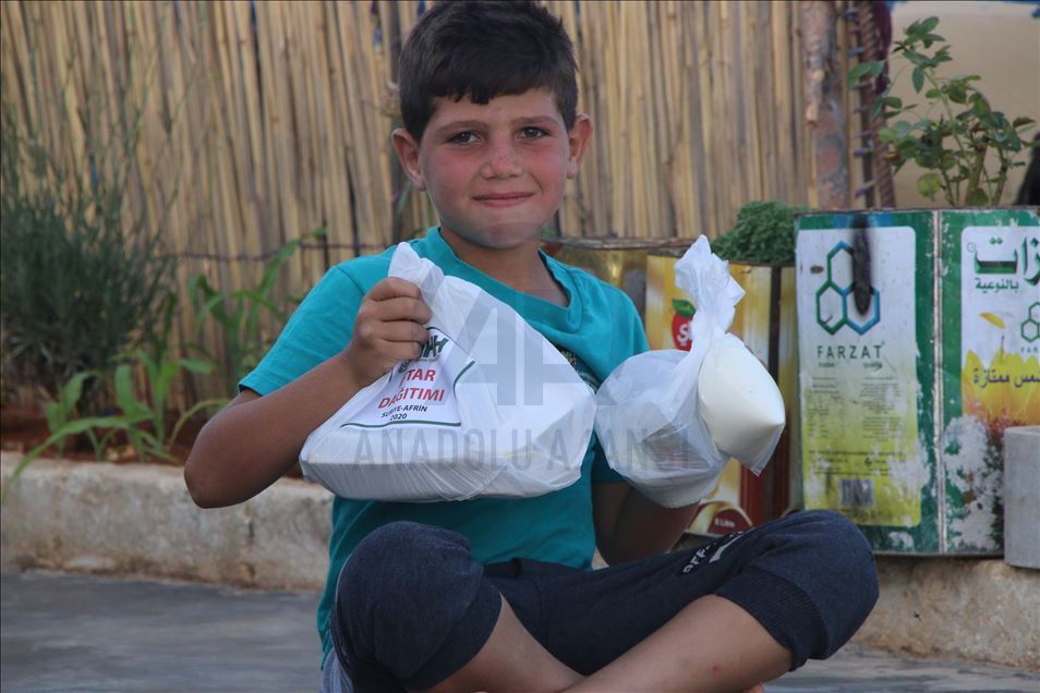 İHH, Afrin'de 20 bin kişilik iftar yemeği dağıttı
