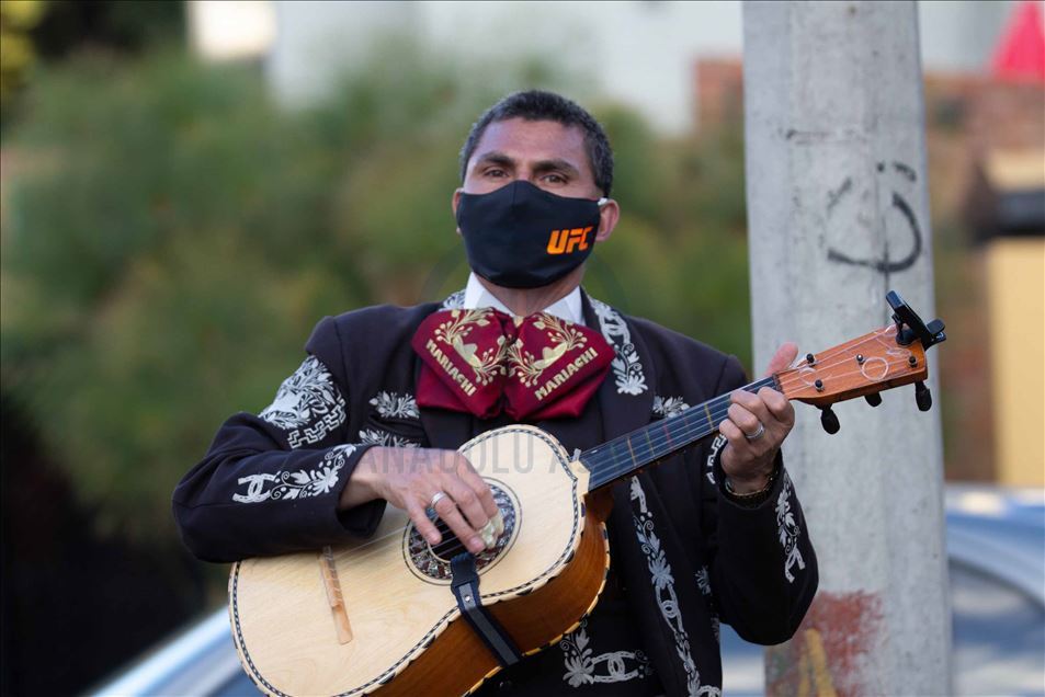 Mariachis colombianos ofrecen serenatas de balcón durante la pandemia