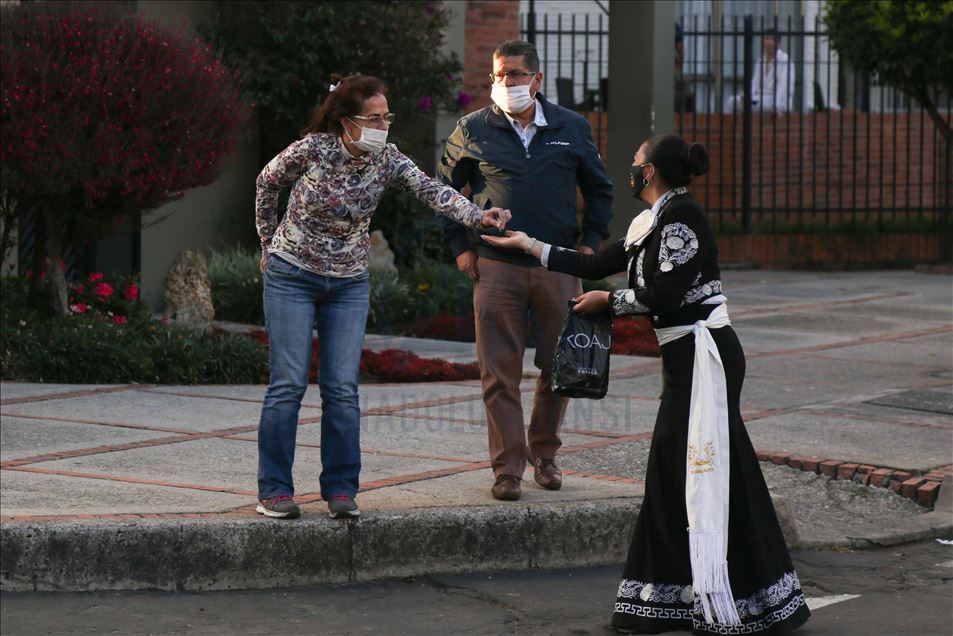 Mariachis colombianos ofrecen serenatas de balcón durante la pandemia