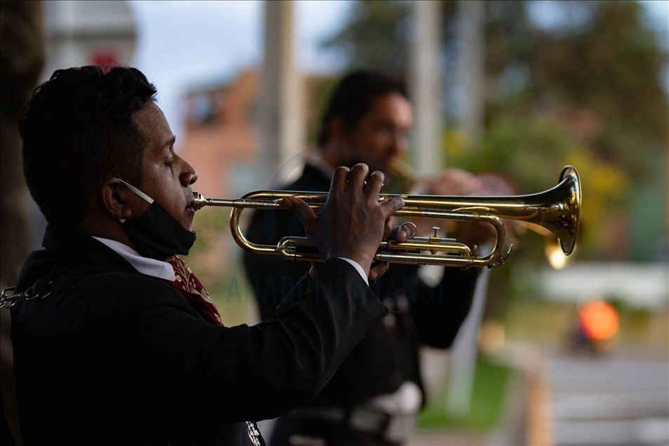 Mariachis colombianos ofrecen serenatas de balcón durante la pandemia