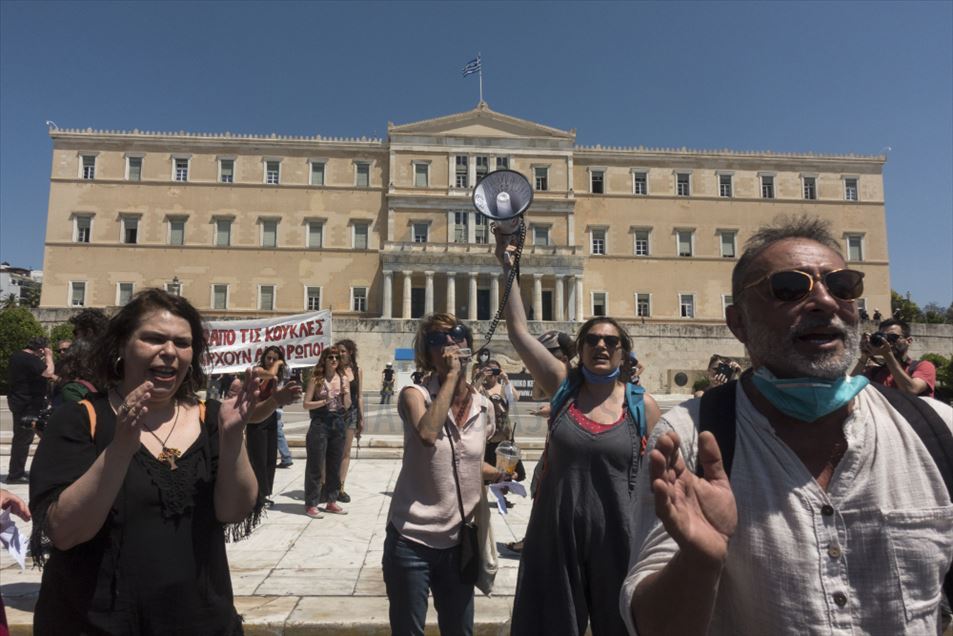 Деятели искусства Греции устроили акцию протеста в Афинах 7