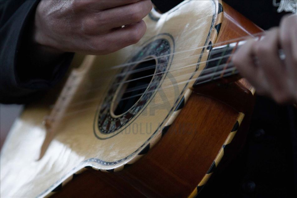 Mariachis colombianos ofrecen serenatas de balcón durante la pandemia