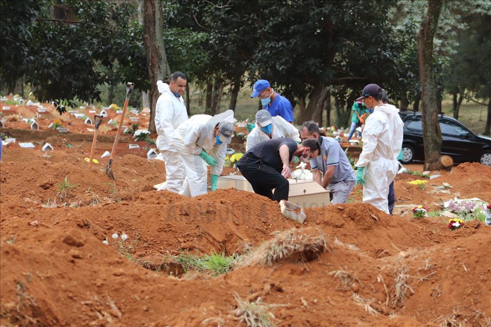 Sao Paulo'da Kovid-19 nedeniyle hayatını kaybedenlerin cenazeleri defnedildi