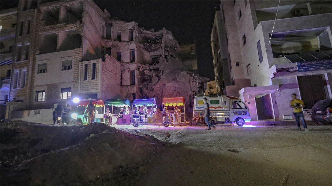 Suriyeli çocuklar kısıtlı imkanlarla mutlu olmaya çalışıyorlar 
