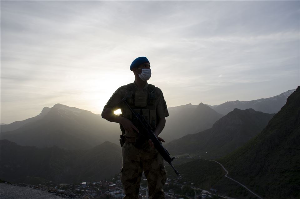 Kato Dağı'ndaki üs bölgesinde askerlere moral ziyareti