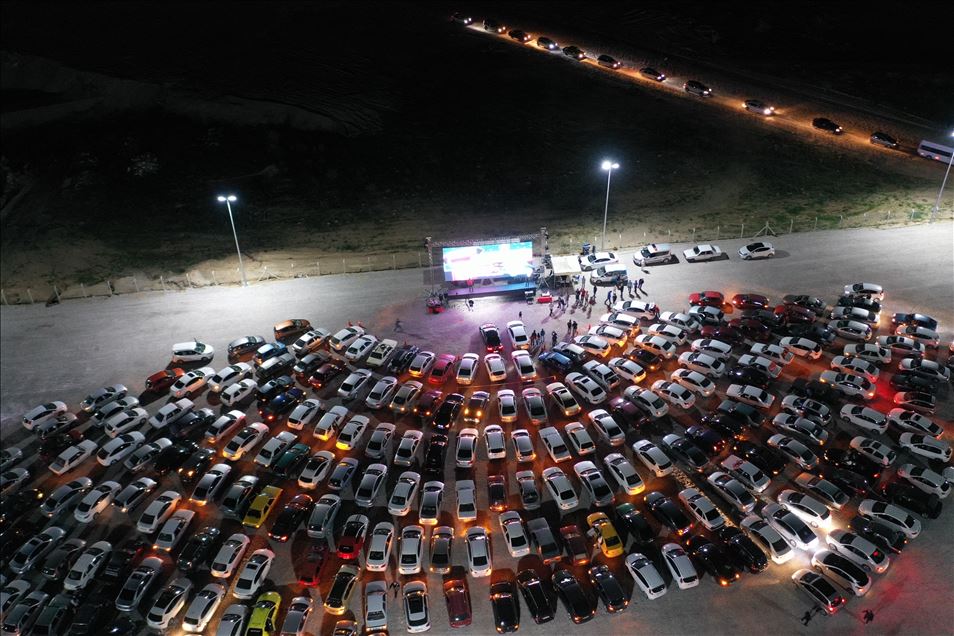 Nevşehir'de "açık hava sineması" etkinliğine katılanlar gösterimdeki filmi araçlarından izledi