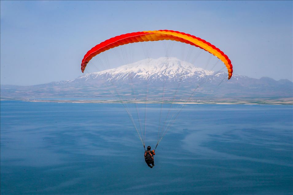 19 Mayıs'ı Van Gölü semalarında kutlayan yamaç paraşütçüleri, "Evde kal" çağrısı yaptı
