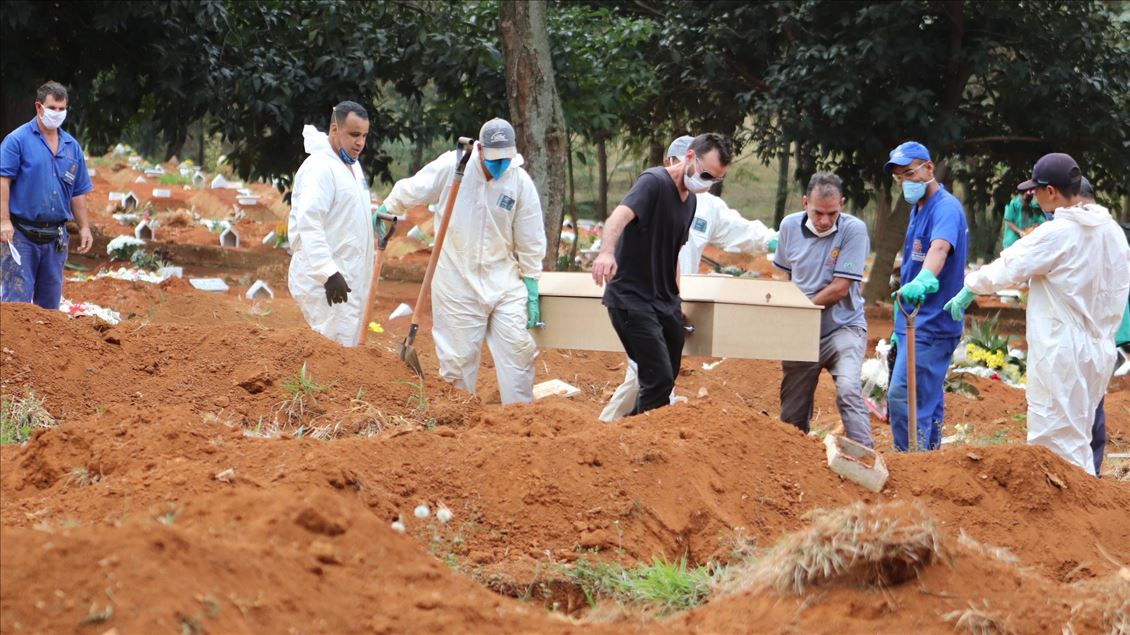 Sao Paulo'da Kovid-19 nedeniyle hayatını kaybedenlerin cenazeleri defnedildi