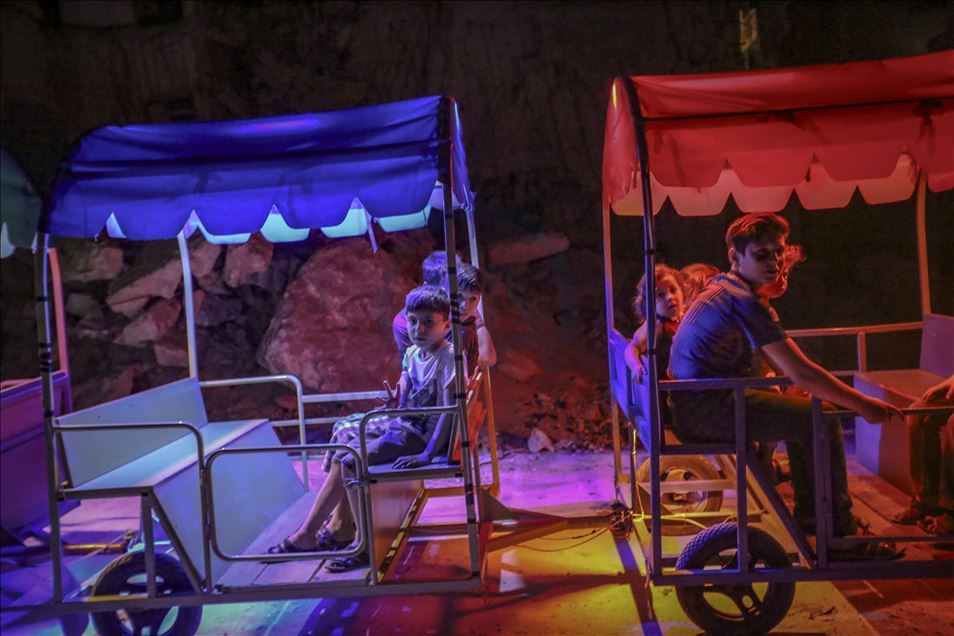 Suriyeli çocuklar kısıtlı imkanlarla mutlu olmaya çalışıyorlar 
