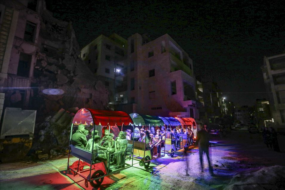 Suriyeli çocuklar kısıtlı imkanlarla mutlu olmaya çalışıyorlar 
