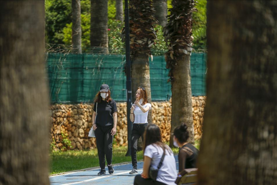 Antalya'da 15-20 yaş arasındaki gençler güneşli havanın keyfini çıkardı