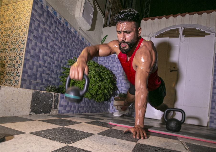 Tunuslu güreşçi evini spor salonuna dönüştürdü