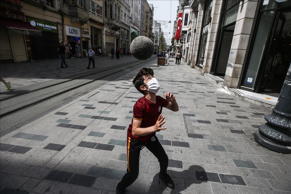 İstanbul'da parklar, sahiller ve sokaklar çocuk sesleriyle şenlendi
