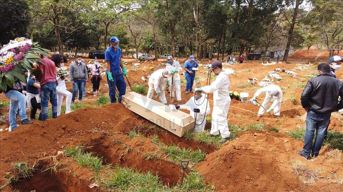 Sao Paulo'da Kovid-19 nedeniyle hayatını kaybedenlerin cenazeleri defnedildi