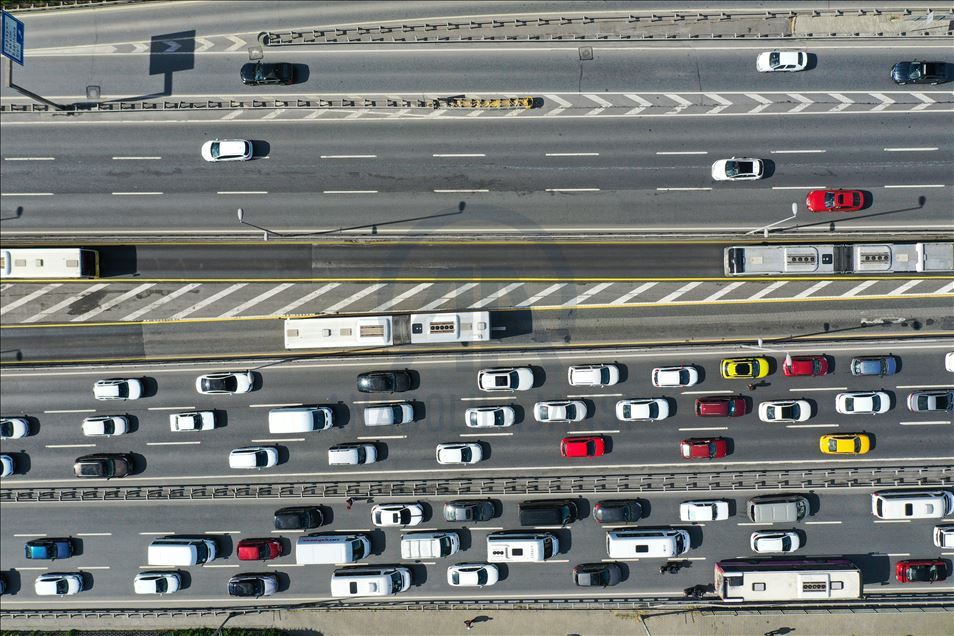 İstanbul'da bazı noktalarda trafik yoğunluğu yaşanıyor