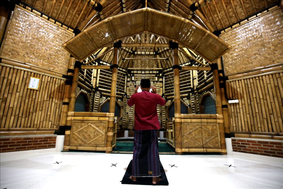 Endonezya'da bambudan inşa edilen Saka Buana Camisi