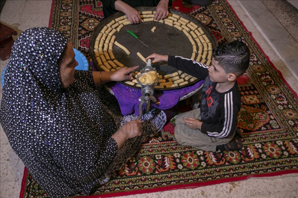 "كورونا" يعيد رائحة حلويات العيد إلى البيوت التونسية