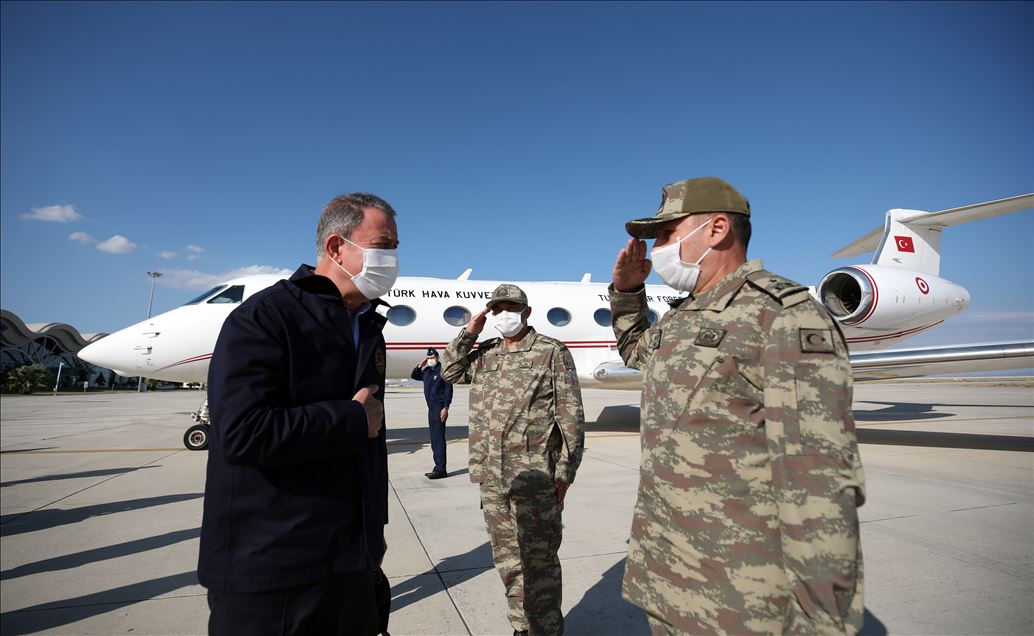 وزیر دفاع ترکیه از یگان‌های مستقر در مرز سوریه بازدید کرد