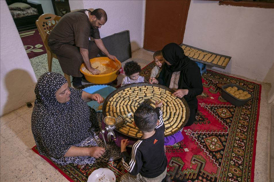 "كورونا" يعيد رائحة حلويات العيد إلى البيوت التونسية