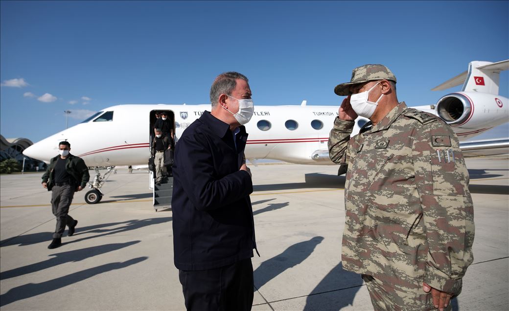 وزیر دفاع ترکیه از یگان‌های مستقر در مرز سوریه بازدید کرد