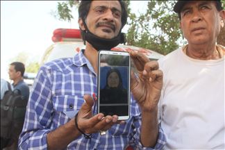 Familiares de pasajeros en avión siniestrado en Paquistán esperan noticias de sus seres queridos en Karachi