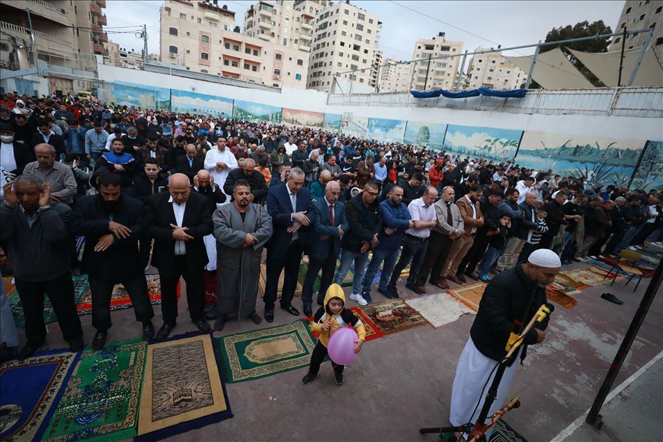 متجاهلين الحظر.. فلسطينو الضفة يؤدون صلاة العيد حشودًا
