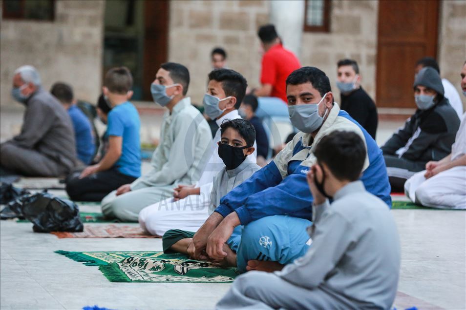 ضمن إجراءات وقائية.. صلاة "العيد" في مساجد غزة استثنائيا
