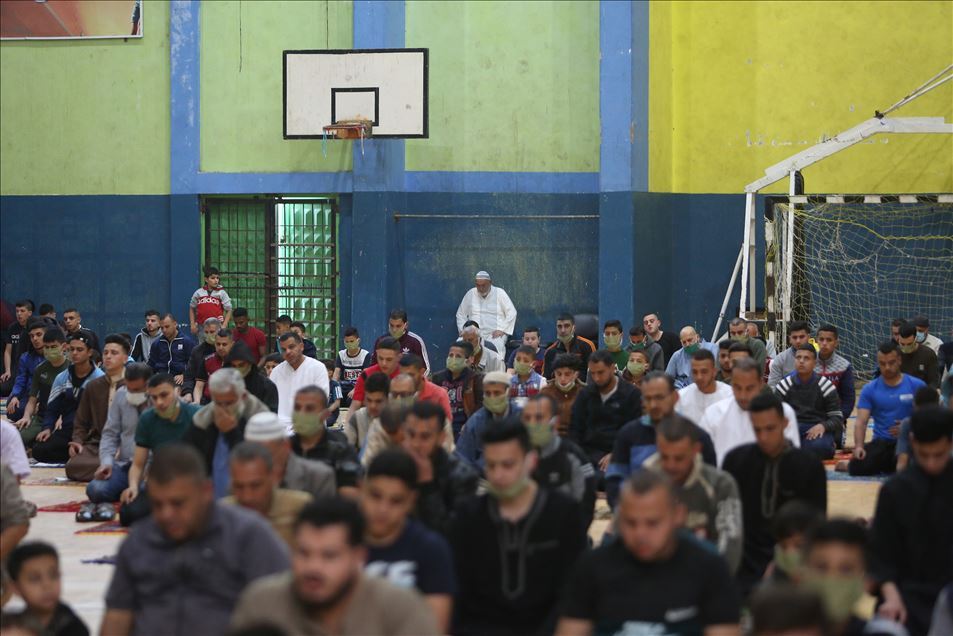 Gazzeliler Kovid-19 tedbirlerine uyarak bayram namazını kıldı
