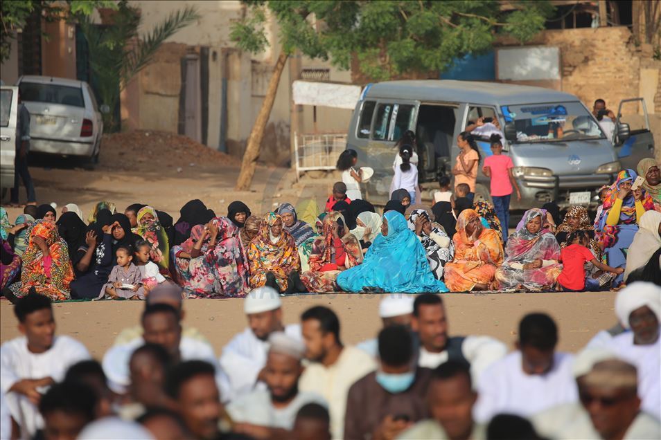 الخرطوم.. المئات يخرقون حظر "كورونا" ليؤدوا صلاة العيد