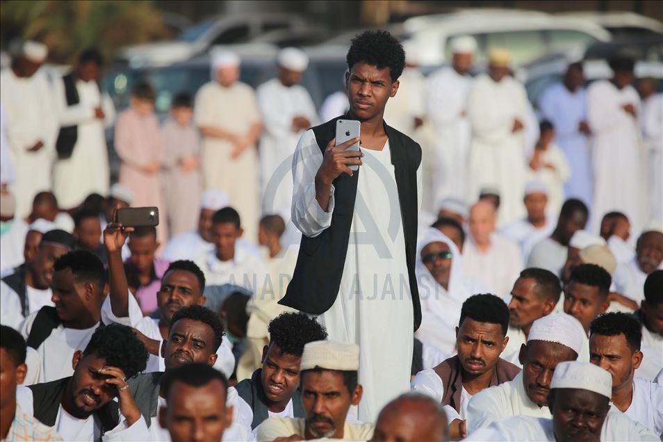 الخرطوم.. المئات يخرقون حظر "كورونا" ليؤدوا صلاة العيد