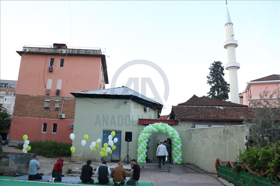Besimtarët muslimanë falin namazin e Fitër Bajramit në Tiranë