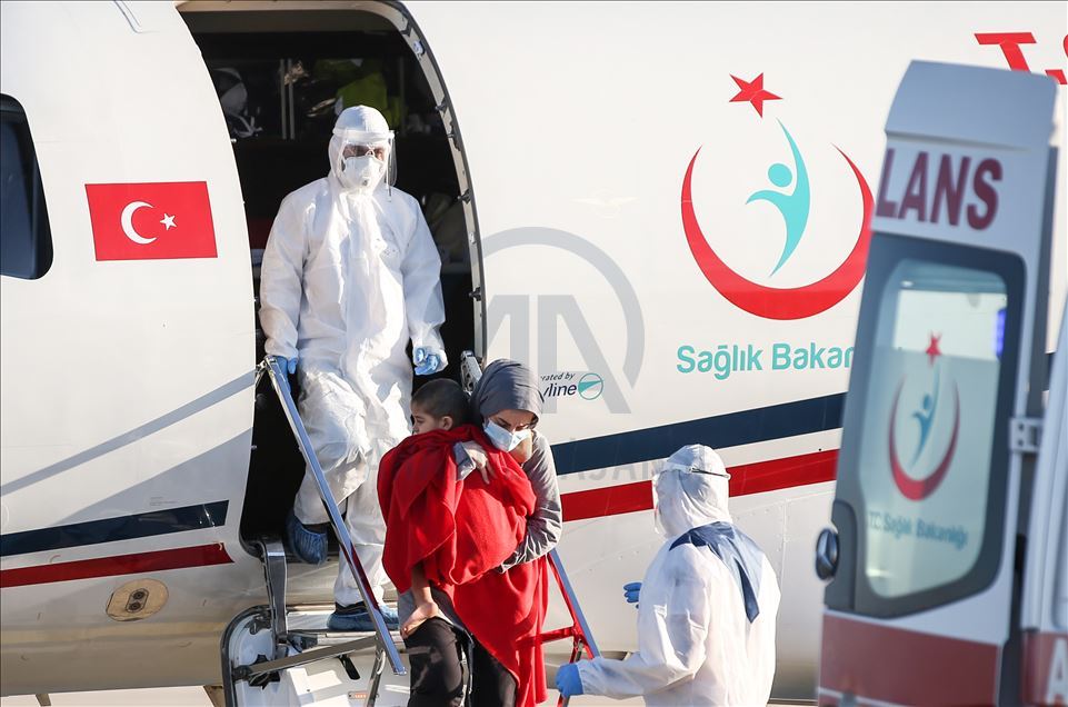 Koronavirüse yakalanan Türk vatandaşı kadın ve ailesi Bangladeş'ten yurda getirildi