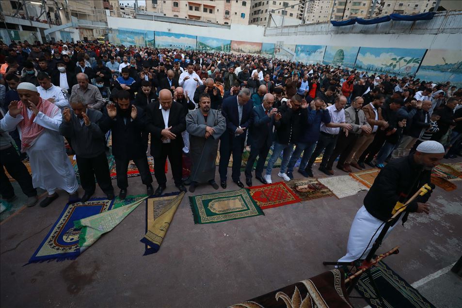 متجاهلين الحظر.. فلسطينو الضفة يؤدون صلاة العيد حشودًا
