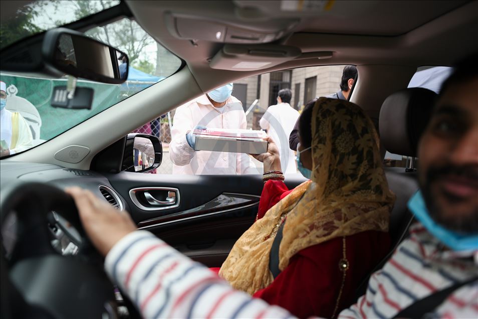 ABD'de Müslümanlar, Kovid-19 nedeniyle "arabada" bayramlaştı

