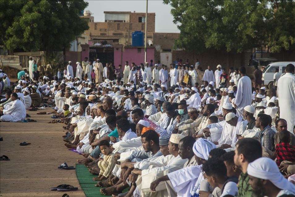 الخرطوم.. المئات يخرقون حظر "كورونا" ليؤدوا صلاة العيد